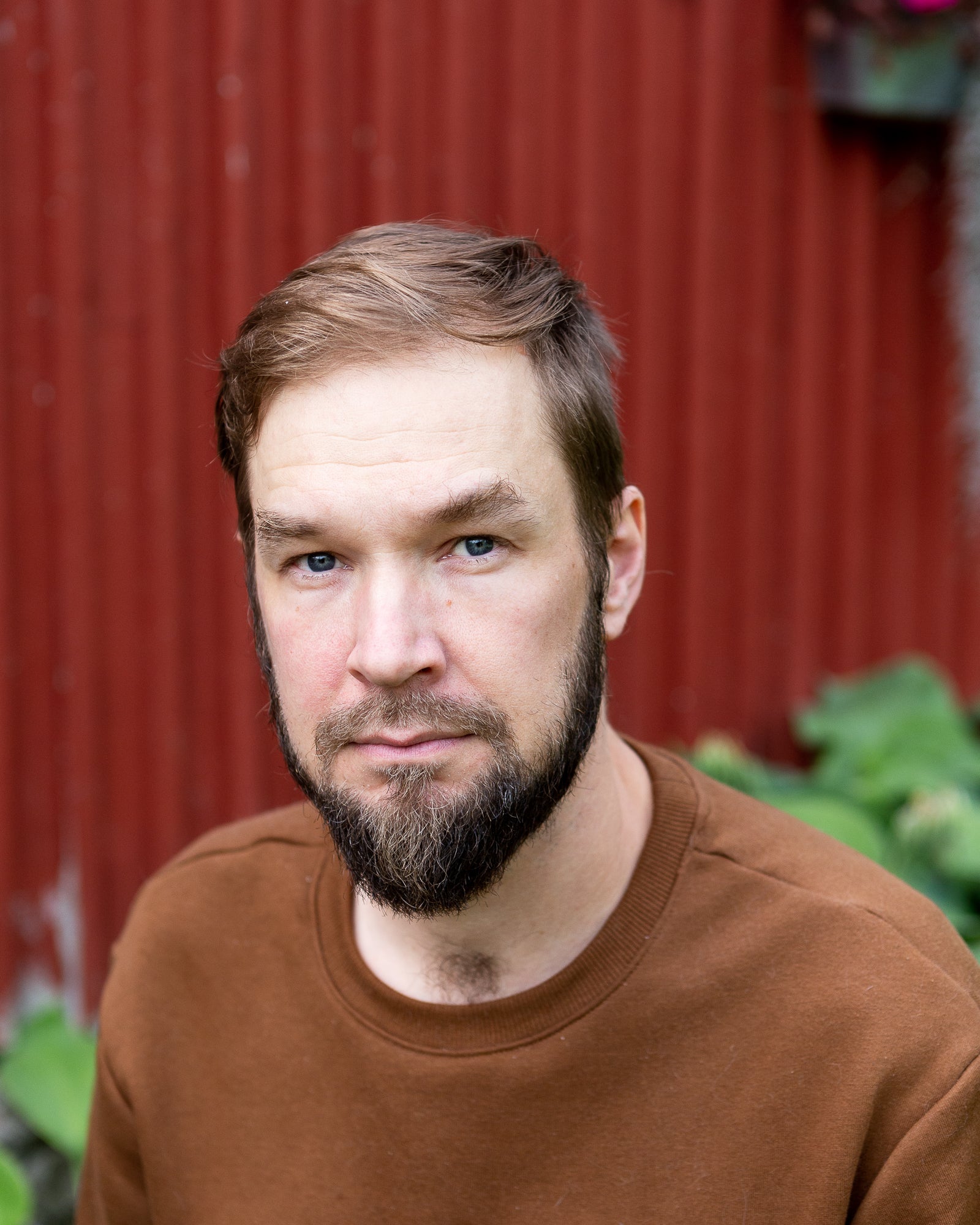 Design by KIETO - Tuomo on se toinen ihan tavallinen Hiltunen. Puujalkavitsejä elämäntyökseen päästelevä leppoisa herrasmies. 